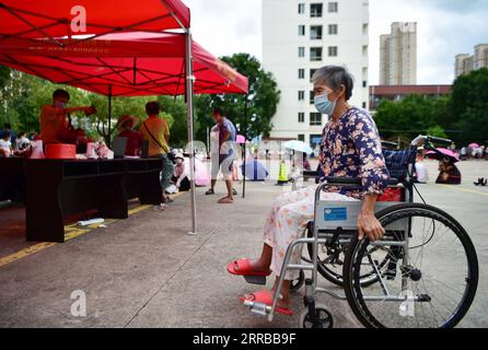 210912 -- XIANYOU, 12. September 2021 -- Bewohner warten auf die Nukleinsäuretests in Xianyou County, Putian City, Ostchinesische Provinz Fujian, 12. September 2021. Xianyou County in der ostchinesischen Provinz Fujian hat Fengting Town als ein COVID-19-Hochrisikogebiet eingestuft, nachdem neue lokale Infektionen gemeldet wurden. Seit dem 10. September hat Fujian 21 lokal übertragene bestätigte COVID-19-Fälle gemeldet, hauptsächlich im Xianyou County. CHINA-FUJIAN-XIANYOU-COVID-19-CONTROL WeixPeiquan PUBLICATIONxNOTxINxCHN Stockfoto