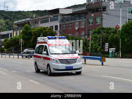 210912 -- XIANYOU, 12. September 2021 -- ein Krankenwagen fährt auf einer Straße im Xianyou County, Putian City, Ostchinesische Provinz Fujian, 12. September 2021. Xianyou County in der ostchinesischen Provinz Fujian hat Fengting Town als ein COVID-19-Hochrisikogebiet eingestuft, nachdem neue lokale Infektionen gemeldet wurden. Seit dem 10. September hat Fujian 21 lokal übertragene bestätigte COVID-19-Fälle gemeldet, hauptsächlich im Xianyou County. CHINA-FUJIAN-XIANYOU-COVID-19-CONTROL WeixPeiquan PUBLICATIONxNOTxINxCHN Stockfoto