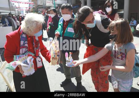 210912 -- SAN FRANCISCO, 12. September 2021 -- A Girl 1st R wählt Handwerkskunst während der 31. Mid-Autumn Festival Messe in Chinatown in San Francisco, USA, 11. September 2021. Die zweitägige Veranstaltung ist der Anlass für das chinesische Mid-Autumn Festival, das am 21. September dieses Jahres stattfinden wird. Die Messe wurde letztes Jahr wegen der COVID-19-Pandemie geschlossen. Foto von /Xinhua U.S.-SAN FRANCISCO-CHINA-MID-HERBSTFESTIVAL LiuxYilin PUBLICATIONxNOTxINxCHN Stockfoto