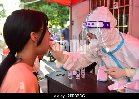 210912 -- XIANYOU, 12. September 2021 -- Ein Mitarbeiter des Gesundheitswesens sammelt Eine Abstrichprobe von einem Bewohner für COVID-19-Tests in Xianyou County, Stadt Putian, ostchinesische Provinz Fujian, 12. September 2021. Xianyou County hat Fengting Town als ein COVID-19-Hochrisikogebiet eingestuft, nachdem neue lokale Infektionen gemeldet wurden. CHINA-FUJIAN-XIANYOU-COVID-19-CONTROL CN WEIXPEIQUAN PUBLICATIONXNOTXINXCHN Stockfoto