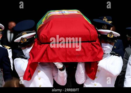 210913 -- LISSABON, 13. September 2021 -- portugiesische Militärangehörige tragen den mit der Flagge gewickelten Sarg des ehemaligen portugiesischen Präsidenten Jorge Sampaio in das Kloster Jeronimos in Lissabon, Portugal, 12. September 2021. Foto: /Xinhua PORTUGAL-LISSABON-EHEMALIGER PRÄSIDENT-BEGRÄBNIS PetroxFiuza PUBLICATIONxNOTxINxCHN Stockfoto