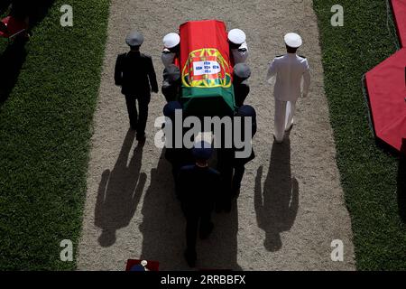 210913 -- LISSABON, 13. September 2021 -- portugiesische Militärangehörige tragen den mit der Flagge gewickelten Sarg des ehemaligen portugiesischen Präsidenten Jorge Sampaio in das Kloster Jeronimos in Lissabon, Portugal, 12. September 2021. Foto: /Xinhua PORTUGAL-LISSABON-EHEMALIGER PRÄSIDENT-BEGRÄBNIS PetroxFiuza PUBLICATIONxNOTxINxCHN Stockfoto