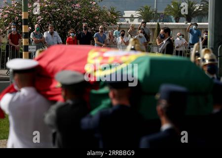 210913 -- LISSABON, 13. September 2021 -- portugiesische Militärangehörige tragen den mit der Flagge gewickelten Sarg des ehemaligen portugiesischen Präsidenten Jorge Sampaio in das Kloster Jeronimos in Lissabon, Portugal, 12. September 2021. Foto: /Xinhua PORTUGAL-LISSABON-EHEMALIGER PRÄSIDENT-BEGRÄBNIS PetroxFiuza PUBLICATIONxNOTxINxCHN Stockfoto