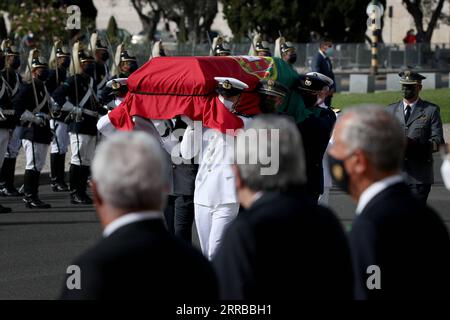 210913 -- LISSABON, 13. September 2021 -- portugiesische Militärangehörige tragen den mit der Flagge gewickelten Sarg des ehemaligen portugiesischen Präsidenten Jorge Sampaio in das Kloster Jeronimos in Lissabon, Portugal, 12. September 2021. Foto: /Xinhua PORTUGAL-LISSABON-EHEMALIGER PRÄSIDENT-BEGRÄBNIS PetroxFiuza PUBLICATIONxNOTxINxCHN Stockfoto