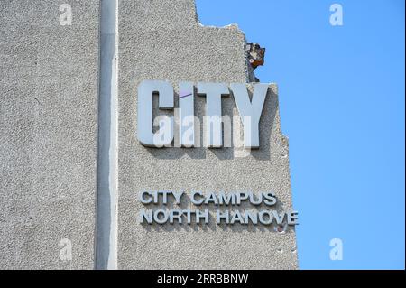 Detail eines Schildes während des Abrisses des ehemaligen City of Glasgow College of Building and Printing, North Hanover Street, Glasgow, Schottland, Vereinigtes Königreich, Europa Stockfoto