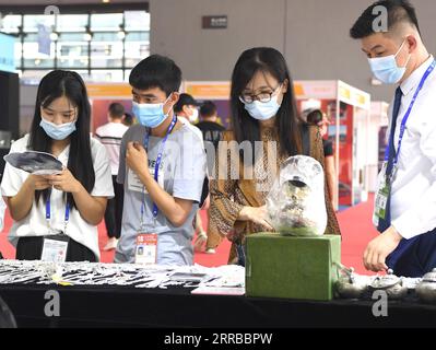 210913 -- NANNING, 13. September 2021 -- die Menschen wählen Zubehör auf der 18. China-ASEAN Expo in Nanning, Hauptstadt der südchinesischen autonomen Region Guangxi Zhuang, 13. September 2021. Die 18. China-ASEAN Expo wurde am Montag geschlossen. Die 2004 eingeweihte jährliche expo ist eine wichtige Plattform zur Förderung des Handels und der bilateralen Beziehungen zwischen China und der ASEAN. CHINA-GUANGXI-NANNING-ASEAN-EXPOCN ZhouxHua PUBLICATIONxNOTxINxCHN Stockfoto