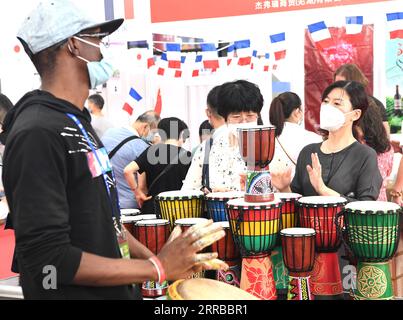 210913 -- NANNING, 13. September 2021 -- Menschen besuchen die 18. China-ASEAN Expo in Nanning, Hauptstadt der südchinesischen autonomen Region Guangxi Zhuang, 13. September 2021. Die 18. China-ASEAN Expo wurde am Montag geschlossen. Die 2004 eingeweihte jährliche expo ist eine wichtige Plattform zur Förderung des Handels und der bilateralen Beziehungen zwischen China und der ASEAN. CHINA-GUANGXI-NANNING-ASEAN-EXPOCN ZhouxHua PUBLICATIONxNOTxINxCHN Stockfoto