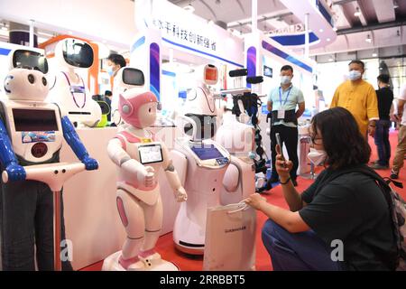 210913 -- NANNING, 13. September 2021 -- Ein Besucher fotografiert Roboter auf der 18. China-ASEAN Expo in Nanning, Hauptstadt der südchinesischen autonomen Region Guangxi Zhuang, 13. September 2021. Die 18. China-ASEAN Expo wurde am Montag geschlossen. Die 2004 eingeweihte jährliche expo ist eine wichtige Plattform zur Förderung des Handels und der bilateralen Beziehungen zwischen China und der ASEAN. CHINA-GUANGXI-NANNING-ASEAN-EXPOCN ZhouxHua PUBLICATIONxNOTxINxCHN Stockfoto