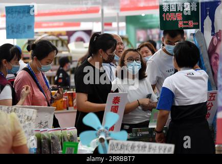 210913 -- NANNING, 13. September 2021 -- Menschen wählen Waren auf der 18. China-ASEAN Expo in Nanning, Hauptstadt der südchinesischen autonomen Region Guangxi Zhuang, 13. September 2021. Die 18. China-ASEAN Expo wurde am Montag geschlossen. Die 2004 eingeweihte jährliche expo ist eine wichtige Plattform zur Förderung des Handels und der bilateralen Beziehungen zwischen China und der ASEAN. CHINA-GUANGXI-NANNING-ASEAN-EXPOCN LuxBoan PUBLICATIONxNOTxINxCHN Stockfoto