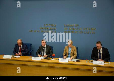 210914 -- RIGA, 14. September 2021 -- der polnische Außenminister Zbigniew Rau, der lettische Außenminister Edgars Rinkevics, die Estnische Außenministerin Eva-Maria Liimets und der litauische Außenminister Gabrielius Landsbergis von L bis R nehmen am 13. September 2021 an einer gemeinsamen Pressekonferenz in Riga, Lettland, Teil. Die Außen- und Verteidigungsminister Polens und der baltischen Länder Estland, Lettland und Litauen trafen sich hier am Montag, um sicherheitspolitische Fragen und regionale Herausforderungen zu erörtern, sagte das lettische Außenministerium. Foto: /Xinhua LETTLAND-RIGA-BALTISCHE POLNISCHE MINISTERTAGUNG EdijsxPalens PUBLICATIONxNO Stockfoto