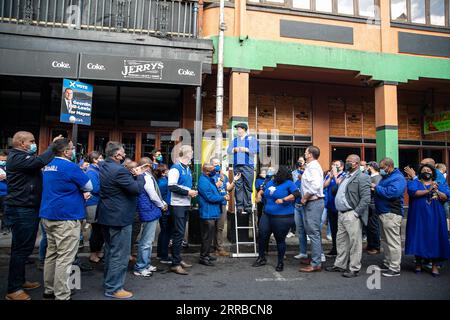 210915 -- KAPSTADT, 15. September 2021 -- Bundesvorsitzender der Demokratischen Allianz Südafrikas da Ivan Meyer C spricht Parteimitglieder während einer Parteiversammlung in Kapstadt, der gesetzgebenden Hauptstadt Südafrikas, am 14. September 2021 an. Mitglieder der da, der zweitgrößten Partei Südafrikas, versammelten sich am Dienstagmorgen in Kapstadt und wurden Zeuge der Enthüllung des da-Wahlplakats für die Stadt. Südafrika wird am 1. November Kommunalwahlen oder Kommunalwahlen abhalten. SÜDAFRIKA-KAPSTADT-KOMMUNAL-WAHLKAMPAGNE LYUXTIANRAN PUBLICATIONXNOTXINXCHN Stockfoto