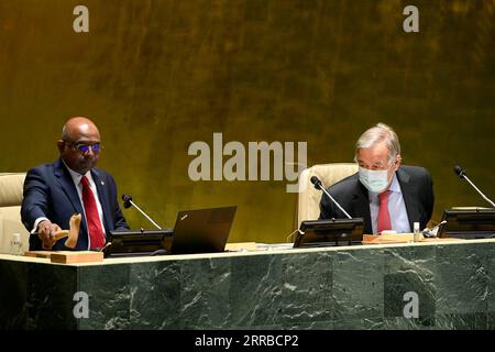 210915 -- VEREINTEN NATIONEN, 15. September 2021 -- Abdulla Shahid L, Präsidentin der 76. Tagung der Generalversammlung der Vereinten Nationen UNGA, eröffnet die 1. Plenarsitzung der 76. UNGA-Tagung, wie UN-Generalsekretär Antonio Guterres im UN-Hauptquartier in New York am 14. September 2021 sieht. Die UNGA eröffnete am Dienstag ihre 76. Tagung. /UN Photo/Handout via Xinhua UN-GENERAL ASSEMBLY-76th SESSION-OPENING EvanxSchneider PUBLICATIONxNOTxINxCHN Stockfoto