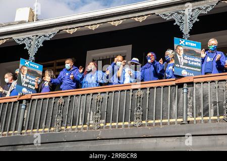 210915 -- KAPSTADT, 15. September 2021 -- Mitglieder der Demokratischen Allianz Südafrikas jubeln während einer Parteiversammlung in Kapstadt, der gesetzgebenden Hauptstadt Südafrikas, am 14. September 2021. Mitglieder der da, der zweitgrößten Partei Südafrikas, versammelten sich am Dienstagmorgen in Kapstadt und wurden Zeuge der Enthüllung des da-Wahlplakats für die Stadt. Südafrika wird am 1. November Kommunalwahlen oder Kommunalwahlen abhalten. SÜDAFRIKA-KAPSTADT-KOMMUNAL-WAHLKAMPAGNE LYUXTIANRAN PUBLICATIONXNOTXINXCHN Stockfoto