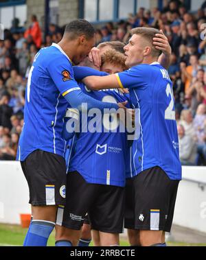 Chester, Cheshire, England, 28. August 2023. Chester feiert das Tor von George Glendon während des Chester Football Club V Farsley Celtic Football Club in der Vanarama National League North im Deva Stadium. (Bild: ©Cody Froggatt/Alamy Live News) Stockfoto