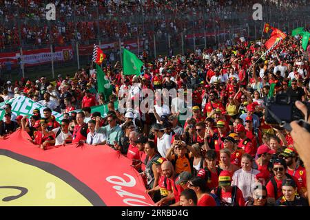 Monza, Italien. September 2023. MONZA, Italien, 3. September 2023; Fans und Fans, alle laufen nach dem Rennen auf das Podium, um mit dem Rennsieger und dem 3. Platzierten Ferrari von Carlos Sainz Jr. zu feiern Parco di Monza, Autodromo, Formel 1, F1, großer Preis von Italien, großer Preis von Italien, GP d'Italie, Motorsport, Formel1, Honorarpflichtiges Foto, gebührenpflichtiges Bild, Copyright © Wolfgang WILHELM/ATP Images (WILHELM Wolfgang/ATP/SPP) Credit: SPP Sport Press Photo. Alamy Live News Stockfoto