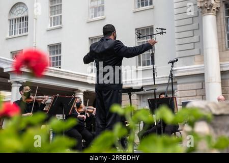 210915 -- KAPSTADT, 15. September 2021 -- Musiker des Kapstadt Philharmonic Orchestra treten während eines Freiluftkonzerts namens Concert of Gratitude im Groote Schuur Hospital in Kapstadt, Südafrika, am 15. September 2021 auf. Das Open-Air-Konzert wurde am Mittwoch hier veranstaltet, um Anerkennung und Wertschätzung für die Arbeit von Gesundheitsfachkräften an vorderster Front im ganzen Land zu zeigen, die ihr Leben dem Kampf gegen die COVID-19-Pandemie gewidmet haben. SÜDAFRIKA-KAPSTADT-GESUNDHEITSHELFER-DANKESKONZERT LYUXTIANRAN PUBLICATIONXNOTXINXCHN Stockfoto