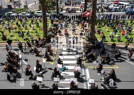 210915 -- KAPSTADT, 15. September 2021 -- Musiker des Kapstadt Philharmonic Orchestra treten während eines Freiluftkonzerts namens Concert of Gratitude im Groote Schuur Hospital in Kapstadt, Südafrika, am 15. September 2021 auf. Das Open-Air-Konzert wurde am Mittwoch hier veranstaltet, um Anerkennung und Wertschätzung für die Arbeit von Gesundheitsfachkräften an vorderster Front im ganzen Land zu zeigen, die ihr Leben dem Kampf gegen die COVID-19-Pandemie gewidmet haben. SÜDAFRIKA-KAPSTADT-GESUNDHEITSHELFER-DANKESKONZERT LYUXTIANRAN PUBLICATIONXNOTXINXCHN Stockfoto