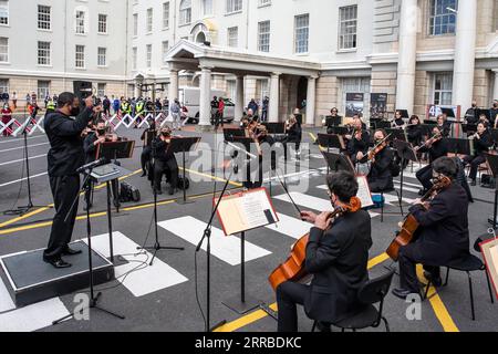 210915 -- KAPSTADT, 15. September 2021 -- Musiker des Kapstadt Philharmonic Orchestra treten während eines Freiluftkonzerts namens Concert of Gratitude im Groote Schuur Hospital in Kapstadt, Südafrika, am 15. September 2021 auf. Das Open-Air-Konzert wurde am Mittwoch hier veranstaltet, um Anerkennung und Wertschätzung für die Arbeit von Gesundheitsfachkräften an vorderster Front im ganzen Land zu zeigen, die ihr Leben dem Kampf gegen die COVID-19-Pandemie gewidmet haben. SÜDAFRIKA-KAPSTADT-GESUNDHEITSHELFER-DANKESKONZERT LYUXTIANRAN PUBLICATIONXNOTXINXCHN Stockfoto