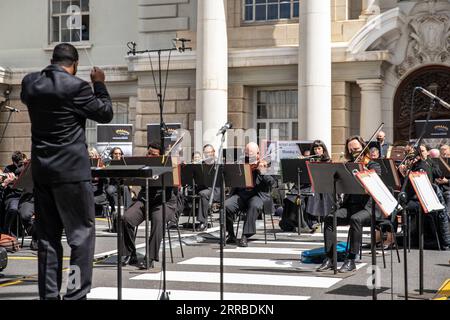 210915 -- KAPSTADT, 15. September 2021 -- Musiker des Kapstadt Philharmonic Orchestra treten während eines Freiluftkonzerts namens Concert of Gratitude im Groote Schuur Hospital in Kapstadt, Südafrika, am 15. September 2021 auf. Das Open-Air-Konzert wurde am Mittwoch hier veranstaltet, um Anerkennung und Wertschätzung für die Arbeit von Gesundheitsfachkräften an vorderster Front im ganzen Land zu zeigen, die ihr Leben dem Kampf gegen die COVID-19-Pandemie gewidmet haben. SÜDAFRIKA-KAPSTADT-GESUNDHEITSHELFER-DANKESKONZERT LYUXTIANRAN PUBLICATIONXNOTXINXCHN Stockfoto