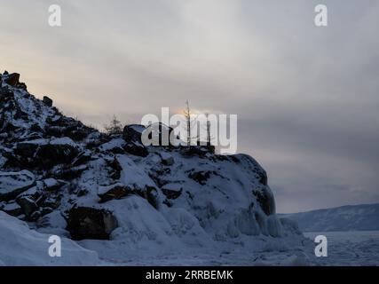 Halo-Effekt am Wintermorgen. Sonniges und leuchtendes Licht, kaltes Wetter, sehr froster Wintertag, Bäume und Gras mit weißem Frost bedeckt. Fantastische Su Stockfoto
