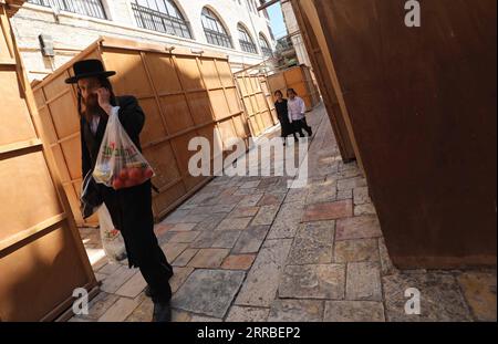 Israel, Sukkot fest in Jerusalem 210917 -- JERUSALEM, 17. September 2021 -- ein ultraorthodoxer jüdischer Mann geht an Sukkahs vorbei, die für den Gebrauch während des einwöchigen jüdischen Festivals von Sukkot in MEA Shearim, Jerusalem, am 17. September 2021 gebaut wurden. Foto von /Xinhua MIDEAST-JERUSALEM-SUKKOT-PRÄPARAT GilxCohenxMagen PUBLICATIONxNOTxINxCHN Stockfoto