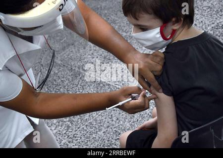 210918 -- HAVANNA, 18. September 2021 -- Ein Kind erhält eine Dosis COVID-19-Impfstoff an einer Schule in Havanna, Kuba, 16. September 2021. ZUM Beitrag: Kuba beginnt Kinder, Jugendliche gegen COVID-19 in Schulen zu IMPFEN Foto von /Xinhua CUBA-HAVANA-COVID-19-KINDER UND JUGENDLICHE-IMPFUNG JoaquinxHernandez PUBLICATIONxNOTxINxCHN Stockfoto