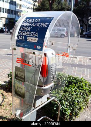 Italien – 7. September 2023: Öffentliche Telefonzelle, betrieben von TIM S.p.A. (vormals Telecom Italia S.p.A.) Stockfoto