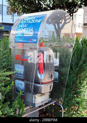 Italien – 7. September 2023: Öffentliche Telefonzelle, betrieben von TIM S.p.A. (vormals Telecom Italia S.p.A.) Stockfoto