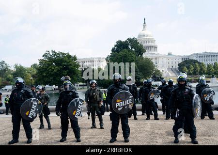 210919 -- WASHINGTON, 19. September 2021 -- Polizeiwache in der Nähe des Kapitolgebäudes während einer rechten Kundgebung in Washington, D.C., USA, am 18. September 2021. Am Samstag fand eine scharf geschrumpfte rechtsgerichtete Kundgebung friedlich vor dem langen Zaun des Kapitols statt, während die Polizei auf hohe Alarmbereitschaft und die Medien auf dem Vormarsch waren und über die Behandlung der Randalierer des Kapitols am 6. Januar schrien. ZUM Mitmachen: Die rechte Kundgebung in der Nähe des Kapitols der Vereinigten Staaten schrumpft unter hoher Polizeialarmierung in den Vereinigten Staaten von WASHINGTON, D.C., und die RECHTE KUNDGEBUNG LiuxJie PUBLICATIONxNOTxINxCHN Stockfoto