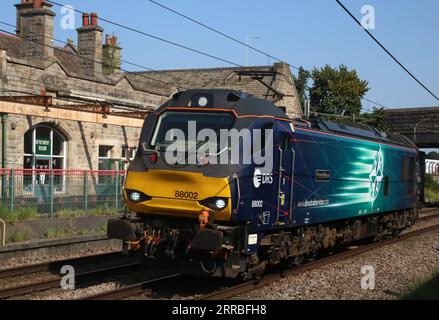 Stadler Rail UK BI-Mode Class 88 Elektro-Diesel-Lok, 88002 Prometheus in Direct Rail Services Lackierung, leichte Lokomotive bei Carnforth, 6. September 2023. Stockfoto