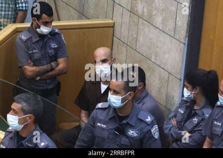 210919 -- NAZARETH ISRAEL, 19. September 2021 -- Ayham Kamamji 3. L, einer der sechs Palästinenser, die Anfang September aus einem Gefängnis geflohen sind, wird am 19. September 2021 von israelischen Polizeibeamten im Magistratsgericht in Nazareth im Norden Israels umgeben gesehen. Die israelische Armee sagte am Sonntag, sie habe die letzten beiden der sechs Palästinenser verhaftet, die Anfang September aus einem Hochsicherheitsgefängnis im Norden Israels geflohen waren. Via Xinhua ISRAEL-NAZARETH-PALÄSTINENSISCHE FLÜCHTLINGE-GERICHT DavidxCohen/JINI PUBLICATIONxNOTxINxCHN Stockfoto