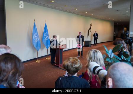 210920 -- VEREINTEN NATIONEN, 20. September 2021 -- Generalsekretär der Vereinten Nationen Antonio Guterres 1. L, Rear spricht nach dem Abschluss des informellen Roundtable der Staats- und Regierungschefs zum Thema Klimaschutz am 20. September 2021 im Hauptquartier der Vereinten Nationen in New York mit Reportern. Guterres forderte die reichen Länder am Montag auf, die versprochenen 100 Milliarden US-Dollar jährlich für Klimaschutzmaßnahmen in Entwicklungsländern bereitzustellen. VN-GUTERRES-INFORMELLER ROUNDTABLE DER STAATS- UND REGIERUNGSCHEFS ZUM THEMA KLIMASCHUTZ WANGXYING PUBLICATIONXNOTXINXCHN Stockfoto