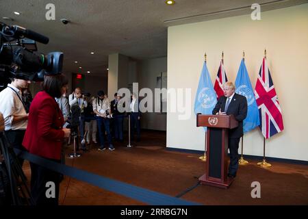 210920 -- VEREINTEN NATIONEN, 20. September 2021 -- der britische Premierminister Boris Johnson R spricht mit Reportern, nachdem er am 20. September 2021 am informellen Roundtable der Staats- und Regierungschefs zum Thema Klimapolitik im UN-Hauptquartier in New York teilgenommen hat. Johnson sagte am Montag, dass die COP26-Klimakonferenz der Vereinten Nationen ein Wendepunkt für die Welt sei. UN-BRITISCHE REGIERUNGSCHEFS - INFORMELLER RUNDTISCH ZUM KLIMASCHUTZ WANGXYING PUBLICATIONXNOTXINXCHN Stockfoto