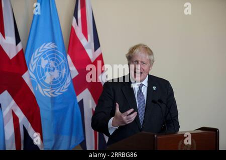 210920 -- VEREINTEN NATIONEN, 20. September 2021 -- der britische Premierminister Boris Johnson spricht mit Reportern, nachdem er am 20. September 2021 am informellen Roundtable der Staats- und Regierungschefs zum Thema Klimapolitik im UN-Hauptquartier in New York teilgenommen hat. Johnson sagte am Montag, dass die COP26-Klimakonferenz der Vereinten Nationen ein Wendepunkt für die Welt sei. UN-BRITISCHE REGIERUNGSCHEFS - INFORMELLER RUNDTISCH ZUM KLIMASCHUTZ WANGXYING PUBLICATIONXNOTXINXCHN Stockfoto