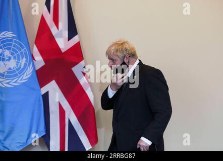 210920 -- VEREINTEN NATIONEN, 20. September 2021 -- der britische Premierminister Boris Johnson kommt zu einer Verhöraktion in den Medien, nachdem er am 20. September 2021 am informellen Roundtable der Staats- und Regierungschefs zum Thema Klimapolitik im UN-Hauptquartier in New York teilgenommen hat. Johnson sagte am Montag, dass die COP26-Klimakonferenz der Vereinten Nationen ein Wendepunkt für die Welt sei. UN-BRITISCHE REGIERUNGSCHEFS - INFORMELLER RUNDTISCH ZUM KLIMASCHUTZ WANGXYING PUBLICATIONXNOTXINXCHN Stockfoto