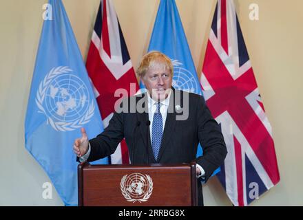 210920 -- VEREINTEN NATIONEN, 20. September 2021 -- der britische Premierminister Boris Johnson spricht mit Reportern, nachdem er am 20. September 2021 am informellen Roundtable der Staats- und Regierungschefs zum Thema Klimapolitik im UN-Hauptquartier in New York teilgenommen hat. Johnson sagte am Montag, dass die COP26-Klimakonferenz der Vereinten Nationen ein Wendepunkt für die Welt sei. UN-BRITISCHE REGIERUNGSCHEFS - INFORMELLER RUNDTISCH ZUM KLIMASCHUTZ WANGXYING PUBLICATIONXNOTXINXCHN Stockfoto