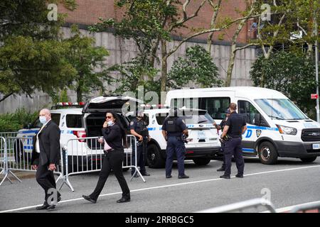 210921 -- VEREINTEN NATIONEN, 21. September 2021 -- Polizei steht Wachmann auf einer Straße in der Nähe des UN-Hauptquartiers in New York, 20. September 2021. Die Generaldebatte der 76. Tagung der Generalversammlung der Vereinten Nationen wird am 21. September beginnen. UN-GENERALVERSAMMLUNG-ALLGEMEINE AUSSPRACHE-SICHERHEIT WANGXYING PUBLICATIONXNOTXINXCHN Stockfoto