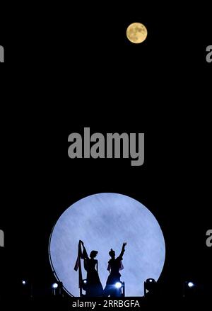 210921 -- ZAOZHUANG, 21. September 2021 -- Ein Vollmond scheint über einer Mondinstallation in der antiken Stadt Taierzhuang in der Stadt Zaozhuang in der ostchinesischen Provinz Shandong, 21. September 2021. Foto von /Xinhua CHINA-MID-HERBSTMOND CN GaoxQimin PUBLICATIONxNOTxINxCHN Stockfoto