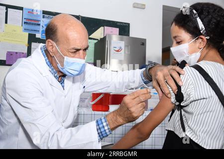 210921 -- VERKAUF MAROKKO, 21. September 2021 -- Ein Teenager erhält am 21. September 2021 eine Dosis des COVID-19-Impfstoffs in Sale, Marokko. Marokko hat damit begonnen, Jugendliche zwischen 12 und 17 Jahren gegen COVID-19 zu impfen. Foto von /Xinhua MOROCCO-SALE-COVID-19-VACCINATION Chadi PUBLICATIONxNOTxINxCHN Stockfoto