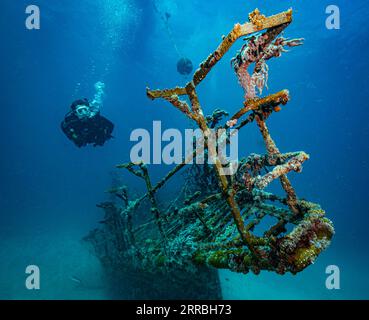 Taucherin auf dem Wrack des JabJab vor der niederländischen Karibikinsel Sint Maarten Stockfoto