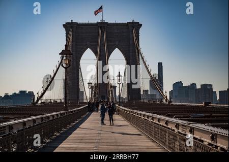 New York City, USA – 21. März 2023: Die ikonische Skyline der Brooklyn Bridge Stockfoto