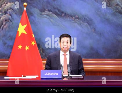 210923 -- PEKING, 23. September 2021 -- Li Zhanshu, Vorsitzender des Ständigen Ausschusses des Nationalen Volkskongresses NPC, hält Gespräche mit Bruneis Sprecher des Legislativrates Abdul Rahman per Videolink in Peking, Hauptstadt Chinas, 23. September 2021. CHINA-BEIJING-LI ZHANSHU-BRUNEI-TALKS CN PANGXXINGLEI PUBLICATIONXNOTXINXCHN Stockfoto