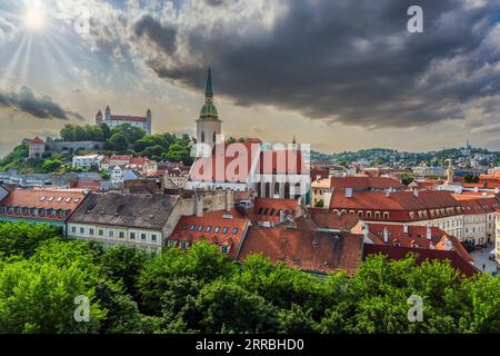 Altstadt Skyline mit Burg und Kathedrale, Bratislava, Slowakei Stockfoto