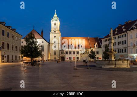 Hauptplatz (Hlavne namestie) bei Sonnenuntergang, Bratislava, Slowakei Stockfoto