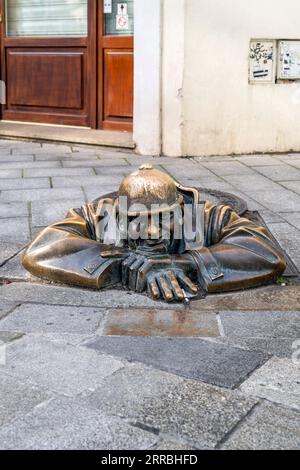 Bronzestatue Cumil (Mann bei der Arbeit), Bratislava, Slowakei Stockfoto