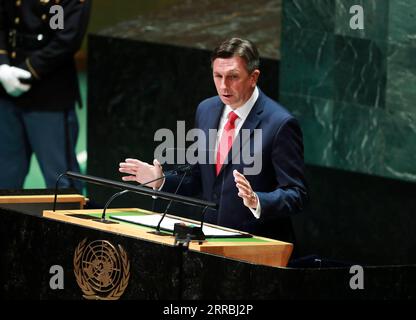 210925 -- VEREINTEN NATIONEN, 25. September 2021 -- der slowenische Präsident Borut Pahor spricht an die allgemeine Debatte der 76. Tagung der Generalversammlung der Vereinten Nationen im UN-Hauptquartier in New York, 24. September 2021. Die allgemeine Aussprache über die 76. Tagung der Generalversammlung der Vereinten Nationen fand am Freitag ihren vierten Tag ein. ALLGEMEINE AUSSPRACHE der GENERALVERSAMMLUNG DER Vereinten Nationen WangxYing PUBLICATIONxNOTxINxCHN Stockfoto