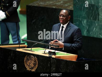 210925 -- VEREINTEN NATIONEN, 25. September 2021 -- der senegalesische Präsident Macky Sall spricht an die allgemeine Debatte der 76. Tagung der Generalversammlung der Vereinten Nationen im UN-Hauptquartier in New York, 24. September 2021. Die allgemeine Aussprache über die 76. Tagung der Generalversammlung der Vereinten Nationen fand am Freitag ihren vierten Tag ein. ALLGEMEINE AUSSPRACHE der GENERALVERSAMMLUNG DER Vereinten Nationen WangxYing PUBLICATIONxNOTxINxCHN Stockfoto