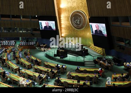 210925 -- VEREINTEN NATIONEN, 25. September 2021 -- der libanesische Präsident Michel Aoun spricht auf den Bildschirmen die allgemeine Debatte der 76. Tagung der Generalversammlung der Vereinten Nationen im UN-Hauptquartier in New York am 24. September 2021 an. Die allgemeine Aussprache über die 76. Tagung der Generalversammlung der Vereinten Nationen fand am Freitag ihren vierten Tag ein. ALLGEMEINE AUSSPRACHE der GENERALVERSAMMLUNG DER Vereinten Nationen WangxYing PUBLICATIONxNOTxINxCHN Stockfoto