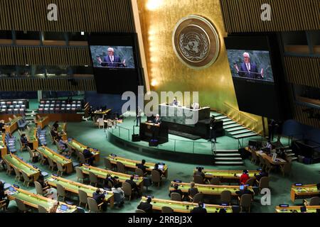 210925 -- VEREINTEN NATIONEN, 25. September 2021 -- der deutsche Präsident Frank-Walter Steinmeier spricht auf den Bildschirmen die allgemeine Debatte der 76. Tagung der Generalversammlung der Vereinten Nationen im UN-Hauptquartier in New York am 24. September 2021 an. Die allgemeine Aussprache über die 76. Tagung der Generalversammlung der Vereinten Nationen fand am Freitag ihren vierten Tag ein. ALLGEMEINE AUSSPRACHE der GENERALVERSAMMLUNG DER Vereinten Nationen WangxYing PUBLICATIONxNOTxINxCHN Stockfoto