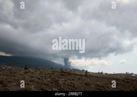 210925 -- LA PALMA, 25. September 2021 -- Foto aufgenommen am 24. September 2021 zeigt die Szene des Vulkanausbruchs des Cumbre Vieja Vulkans in La Palma, Spanien. Mehr als 400 Häuser wurden durch vulkanische Materialien zerstört, die vom Vulkan Cumbre Vieja ausgespuckt wurden. SPANIEN-LA PALMA-VULKANAUSBRUCH MengxDingbo PUBLICATIONxNOTxINxCHN Stockfoto